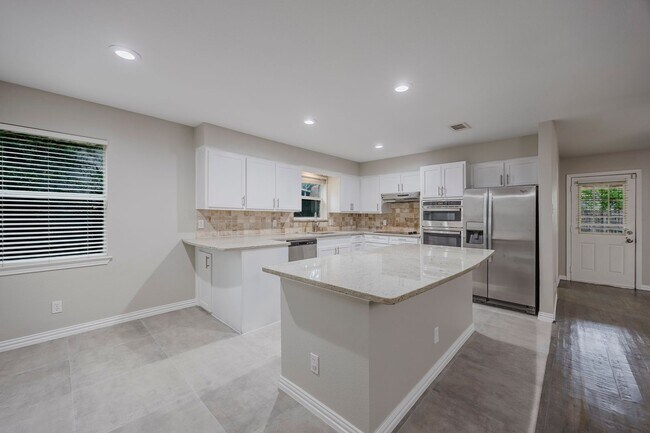 Foto del edificio - 4 Bedroom, 3 Bath Home Gorgeously Remodeled