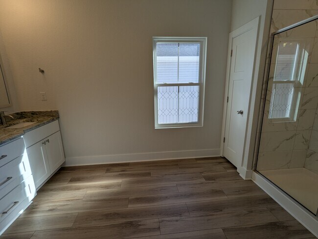 Foto del edificio - 729 Guy Ave