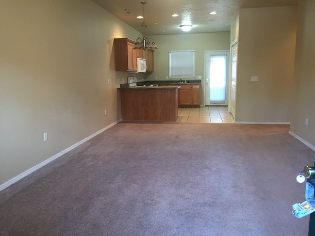 Open floor large living room - 1407 Acacia Club Rd
