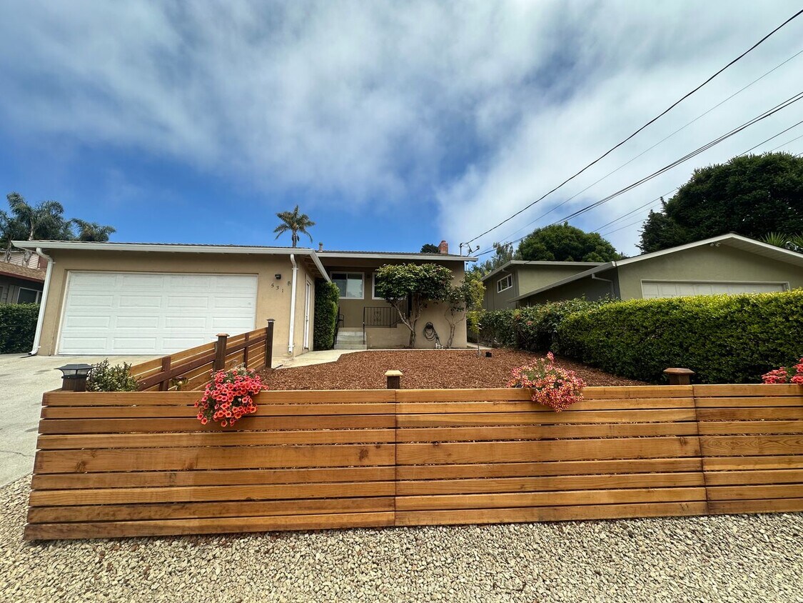 Foto principal - Cozy 3 bedroom/ 2 bath in Rio Del Mar!