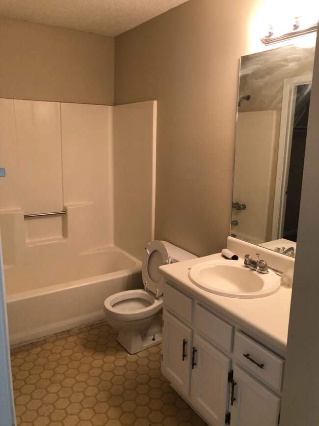 Foto del edificio - 2231 Forest Lake Dr