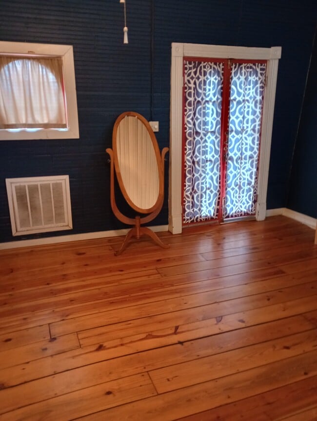 BR Pine Flooring - 610 S Cox St House