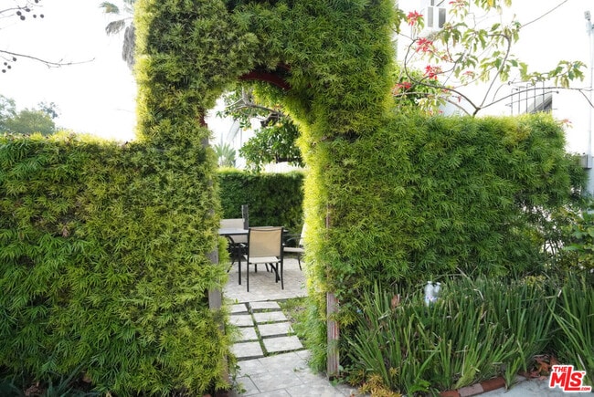 Foto del edificio - 8361 Blackburn Ave