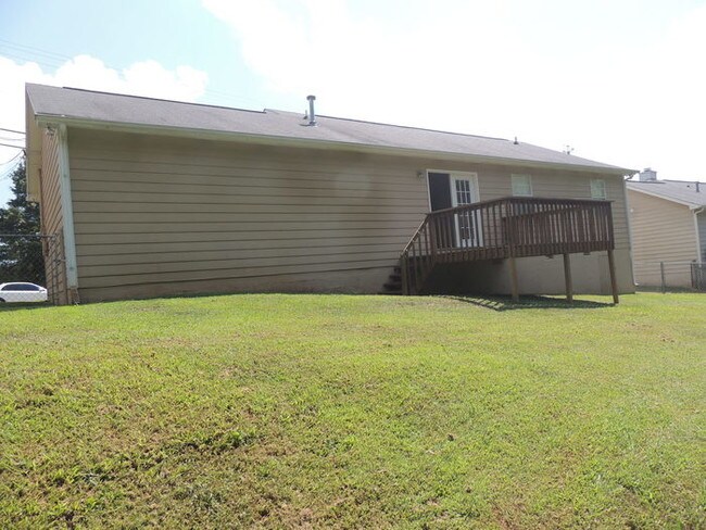 Building Photo - 2635 Crestpark Rd