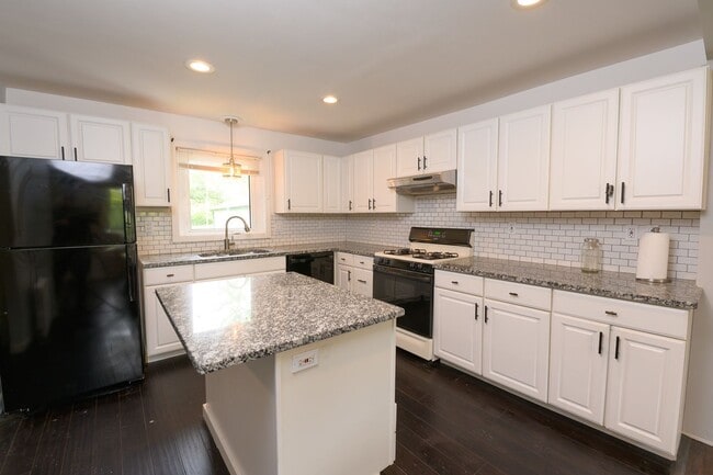 Building Photo - 4 Bedroom Colonial Home in Williamstown