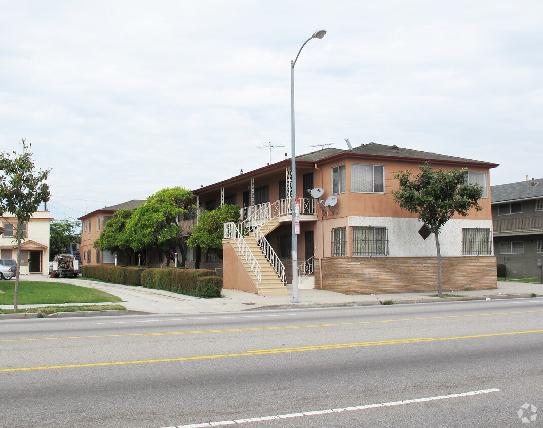 Foto principal - 6601-6611 S Crenshaw Blvd