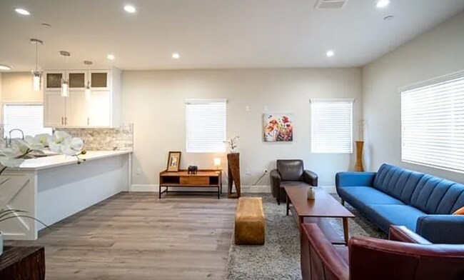 Foto del edificio - 6845 Radford Ave