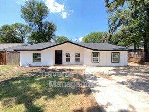 Building Photo - 1011 N Lucas Dr