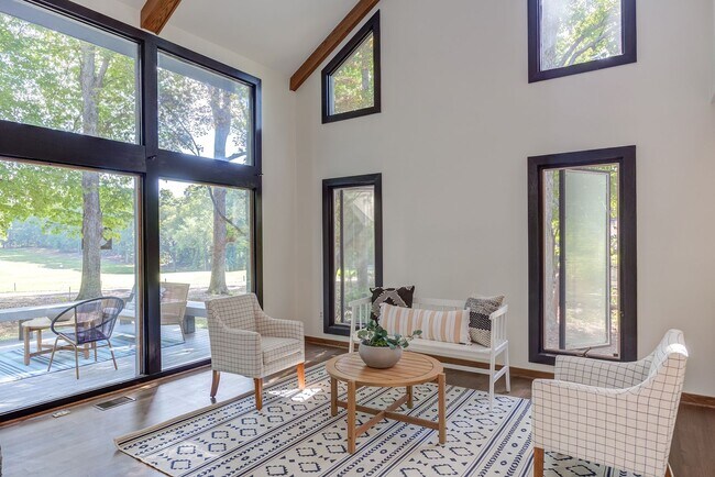 Building Photo - This Home is a Hole in One!