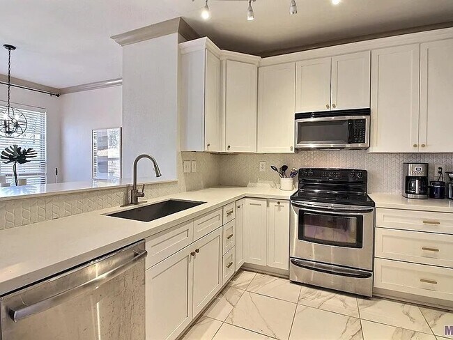 Foto del edificio - 18160 Pinehurst Dr