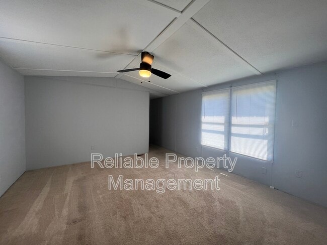 Building Photo - 10 Peaches Dr