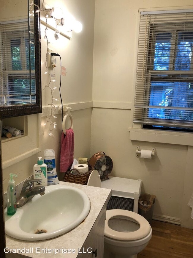 Building Photo - 3 br, 1 bath House - 147 E Oak Street
