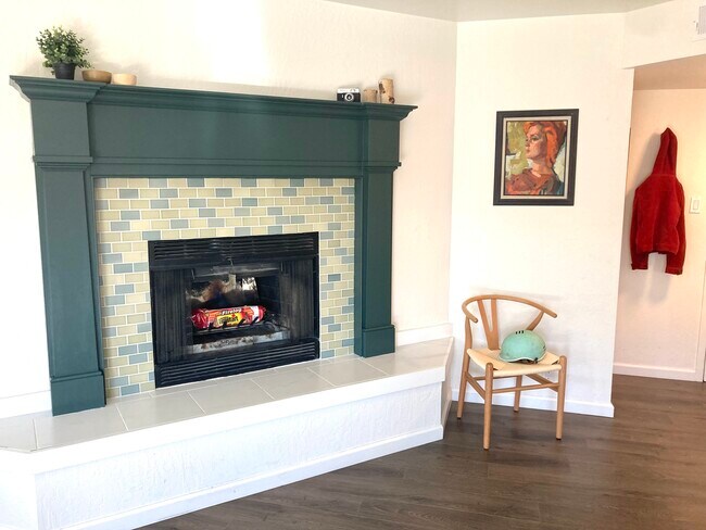 Chimenea a leña con azulejos - 2750 Market St
