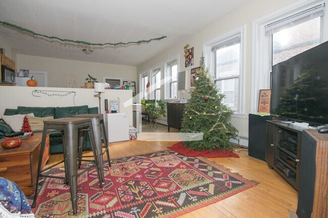 Foto del edificio - Central Allston Location. Steps from the T...