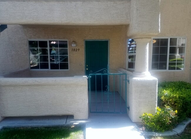 Entrada al patio privado - 8410 Eldora Ave