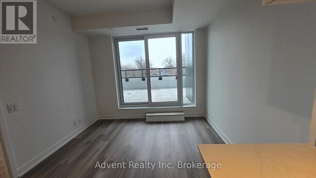 Photo du bâtiment - 1660 Bloor St W