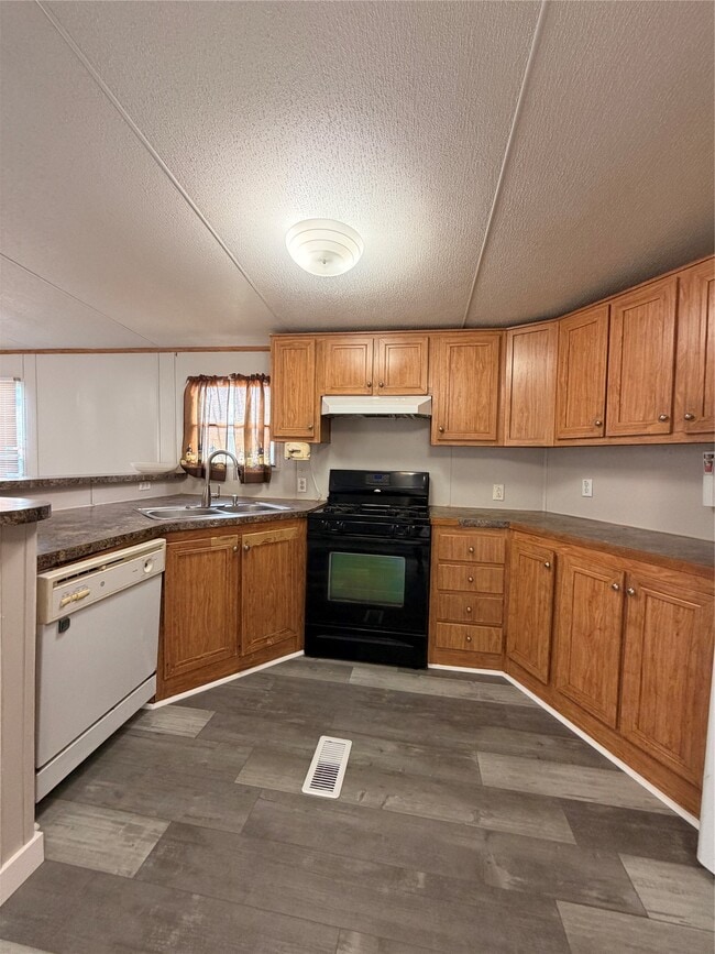 Foto del edificio - 14331 Greenville St