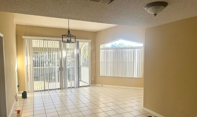 Foto del edificio - 3/2 Condo, conveniently located, in gated ...