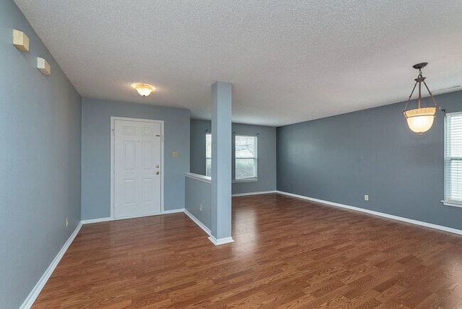 Building Photo - Large 4 Bedroom in Fishers!