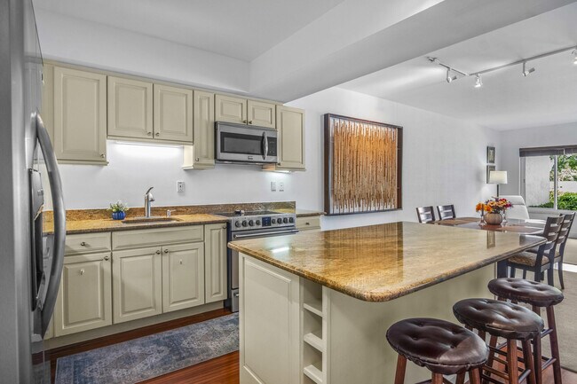 Building Photo - 730 Greensward Ct