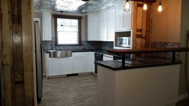 Building Photo - Farmhouse on Acreage (Shop!)