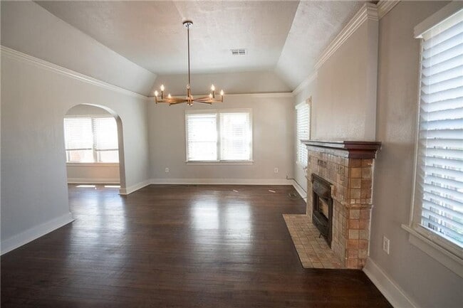 Building Photo - Home in Crestwood + Near Plaza + 3 bedrooms + 2 bathrooms