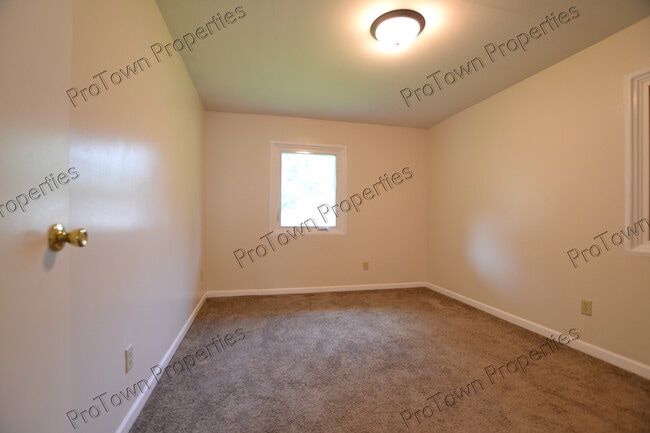 Building Photo - 2315 Birchwood Ln