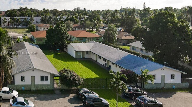 Foto del edificio - 592 NE 150th St