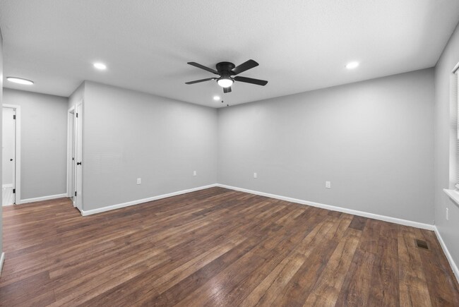 Building Photo - 2 Bed 1 Bath in Rossville w/ Huge Storage ...