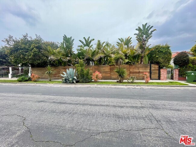 Foto del edificio - 713 Vernon Ave