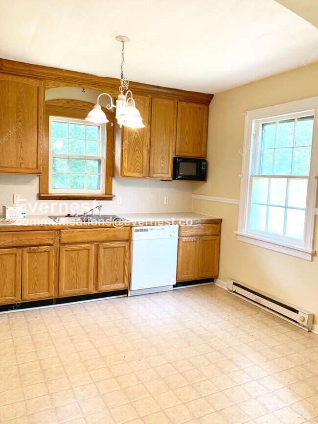 Foto del edificio - 3 Bed, 1 Bath Home with Fenced Yard / Pet-Friendly / Coming Soon!