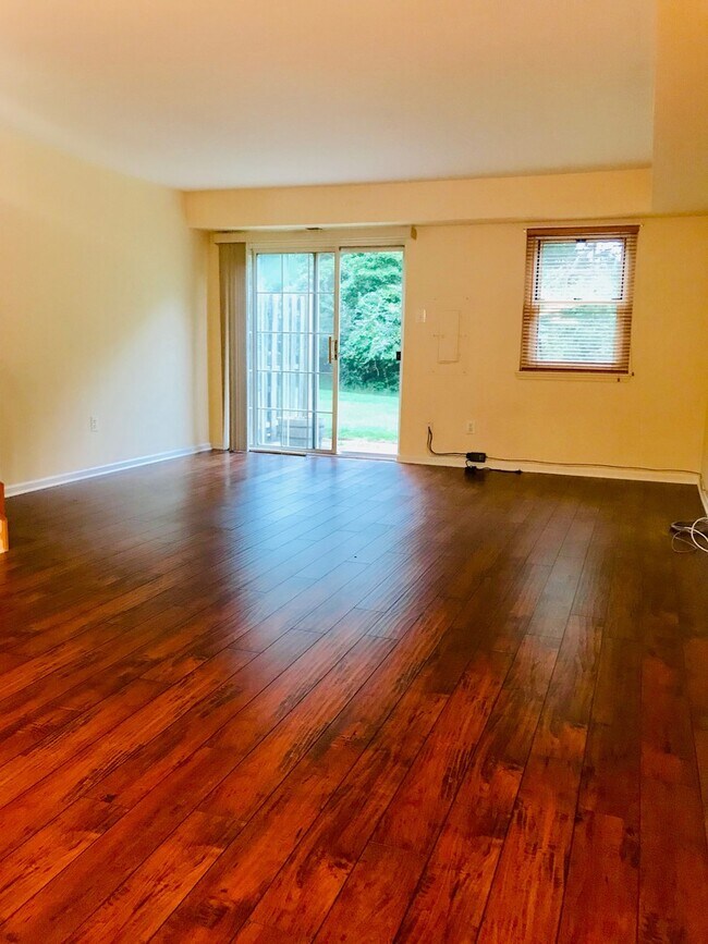 Foto del edificio - Beautiful 2-Bedroom Townhouse in Lovely Bl...
