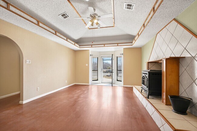 Foto del edificio - 3 bedroom 2 bath home with Acreage