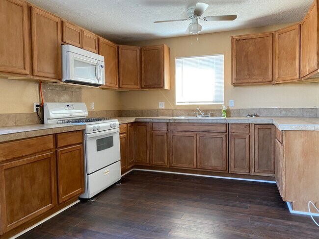 Building Photo - 561 Valley Ave