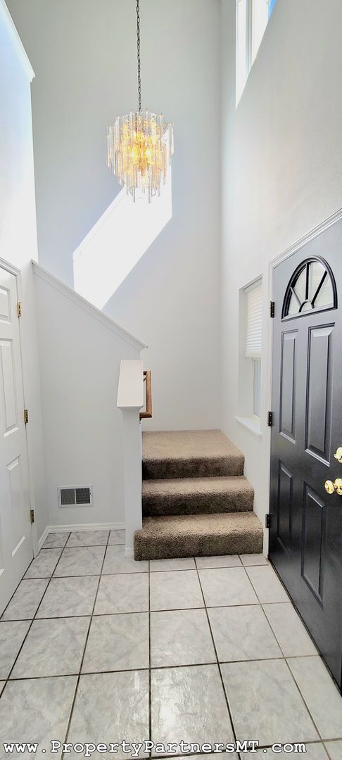 Building Photo - Beautiful 3 Bed 2.5 bath house in a charmi...