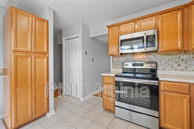 Building Photo - 5948 Clear Springs Ct