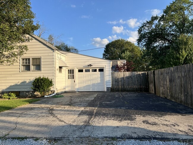 Foto del edificio - 2021 N Maplewood Ave