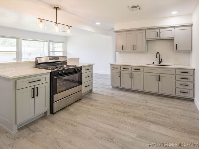 Foto del edificio - 2 Bed | 1 Bath in North Tulsa!