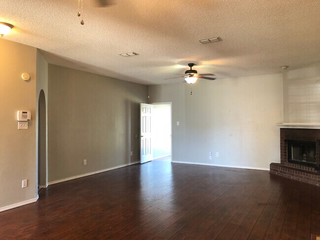Foto del edificio - Pre-Leasing Self Showing - 4 bed 2 bath Mo...