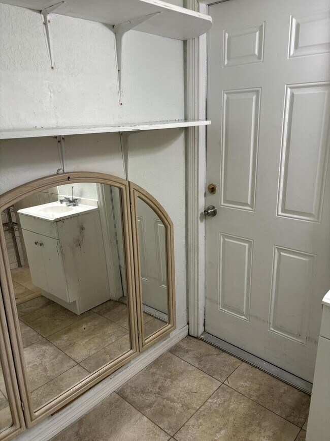 Building Photo - 623 Mango Dr