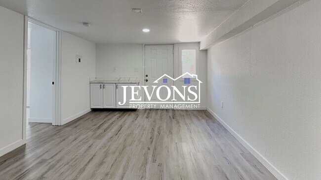 Foto del edificio - 630 N Skyline Dr