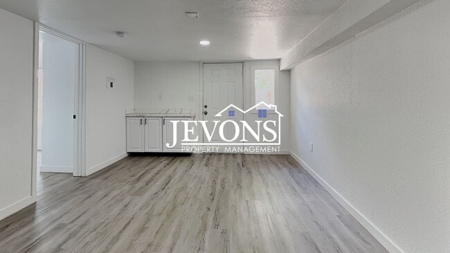 Building Photo - 630 N Skyline Dr