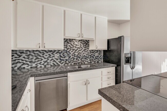 Building Photo - 6542 Ocean Crest Dr