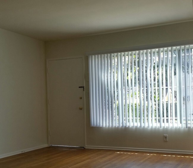 puerta de entrada y ventanas con dirección hacia el sur - 8663 Chalmers Dr