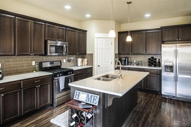 Building Photo - Newer construction / Community pool