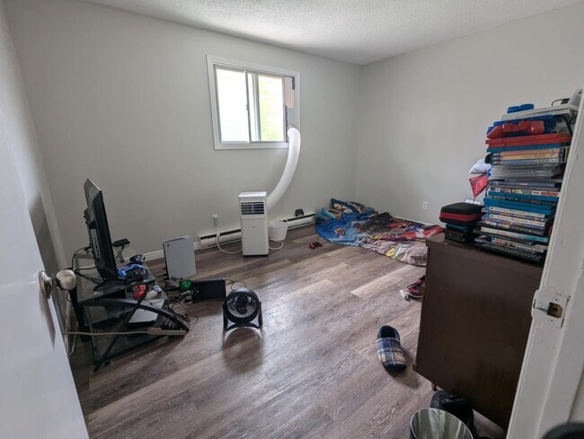 Photo du bâtiment - Specious Upper Level Unit