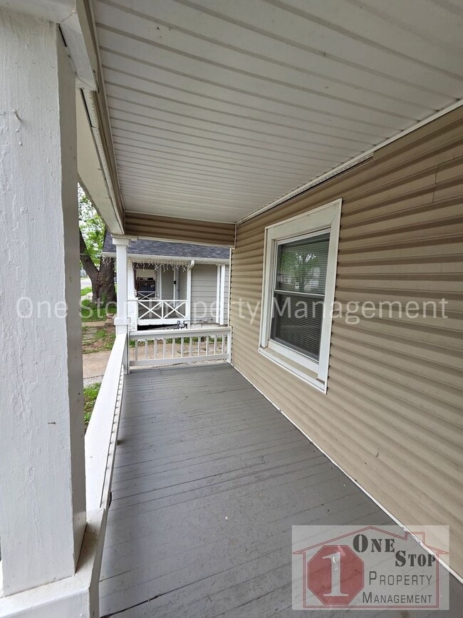 Building Photo - Spacious 3 bedroom/ 2 bathroom in Kansas City!