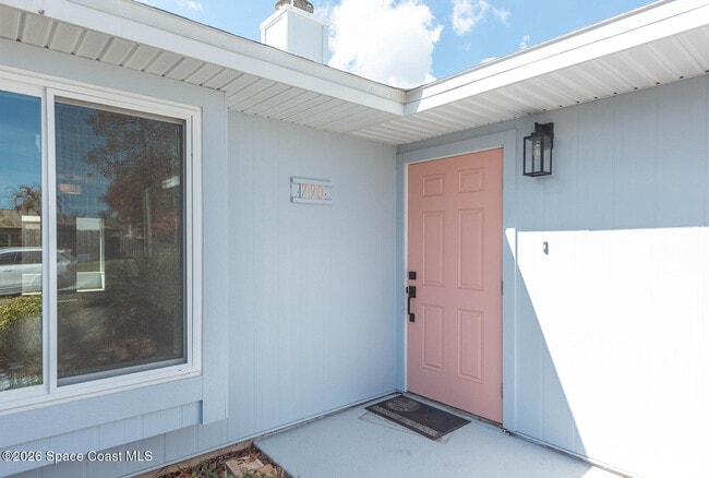 Building Photo - 790 Palm Dr