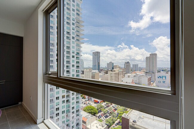 Foto del edificio - 300 NE 2nd Ave