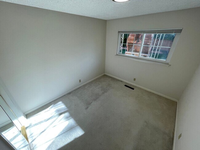 Building Photo - $3,890 / 4b/2bth - CUTE HOME IN GLENMOOR